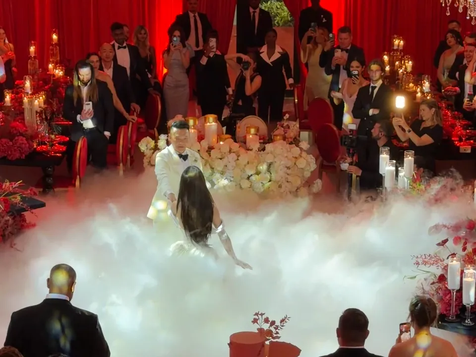 Couple&rsquo;s first dance on the clouds while guests film